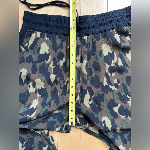 Topshop Cropped Camo Pants in Size 6 - Picture 3 of 9